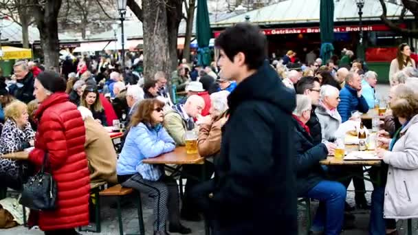 Monaco Germania Febbraio 2019 Persone Sedute Mangiare Bere Alla Birreria — Video Stock