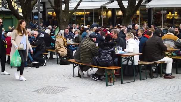 Munich Tyskland Februari 2019 Folk Som Sitter Och Äter Och — Stockvideo