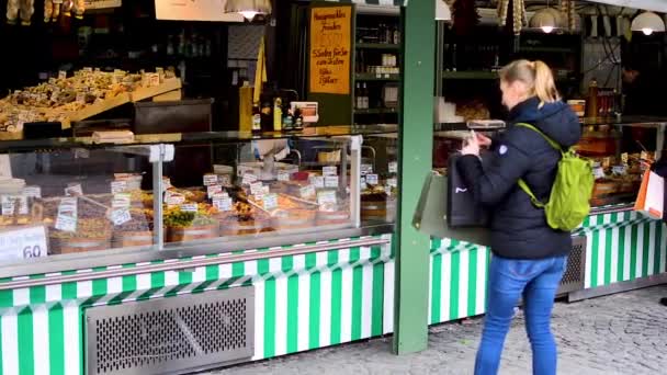 Munich Niemcy Lutego 2019 Młoda Kobieta Robi Zdjęcia Stoisk Żywnością — Wideo stockowe