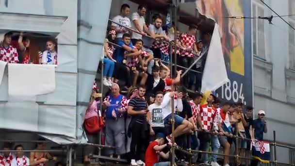 Zagreb Kroatien Juli 2018 Fans Der Kroatischen Fußballnationalmannschaft Stehen Während — Stockvideo