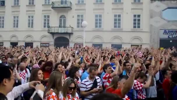 Zagreb Croatia 2018年7月15日 克罗地亚国家足球队的球迷在克罗地亚萨格勒布主城广场举行的2018年世界杯决赛中欢呼 — 图库视频影像