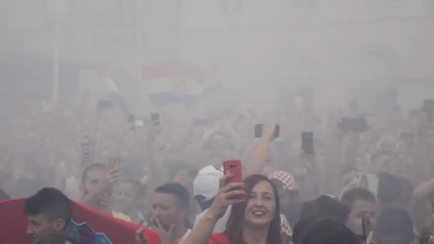 Zagreb Kroatien Juli 2018 Fans Der Kroatischen Fußballnationalmannschaft Feiern Rauch — Stockvideo