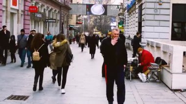 SARAJEVO, BOSNIA VE HERZEGOVINA, 26 Şubat 2019: Saraybosna, Bosna-Hersek şehir merkezindeki ana caddeden günlük sahne.