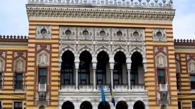 SARAJEVO, BOSNIA VE HERZEGOVINA, 26 Şubat 2019: Saraybosna, Bosna-Hersek 'te Vijecnica olarak bilinen Belediye Binası önünde günlük bir sahne.