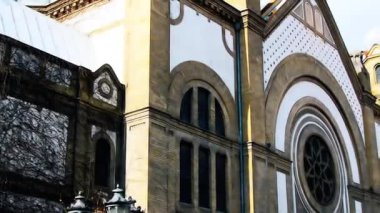 NOVI SAD, SERBIA, Mart 09 2019: Eski Yahudi sinagogu Sırbistan 'ın Novi Sad kentinin arka bahçesinden baktı.