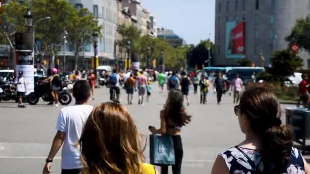 Barcelona Spagna Agosto 2018 Persone Strade Barcellona Durante Calda Giornata — Video Stock