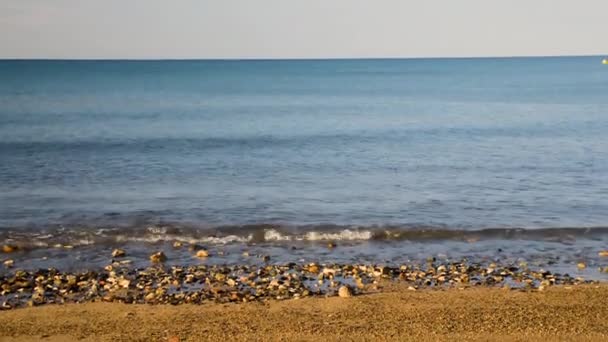 Mar Mediterráneo Tranquilo Con Playa Arena Durante Mañana Verano — Vídeos de Stock