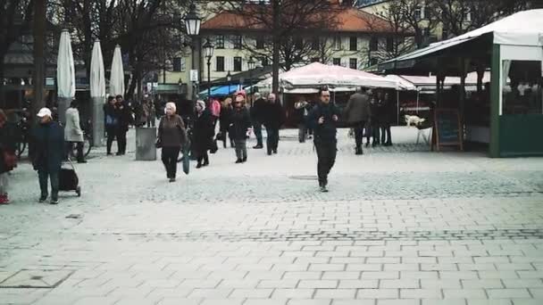 Munich Tyskland Februari 2019 Passagerare Mulen Och Torr Vinterdag Viktualinemarkt — Stockvideo