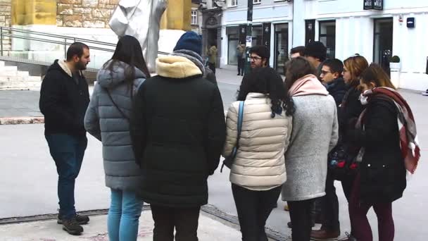 Sarajevo Bosnia Και Herzegovina Φεβρουαρίου 2019 Ομάδα Αλλοδαπών Τουριστών Ξεναγό — Αρχείο Βίντεο