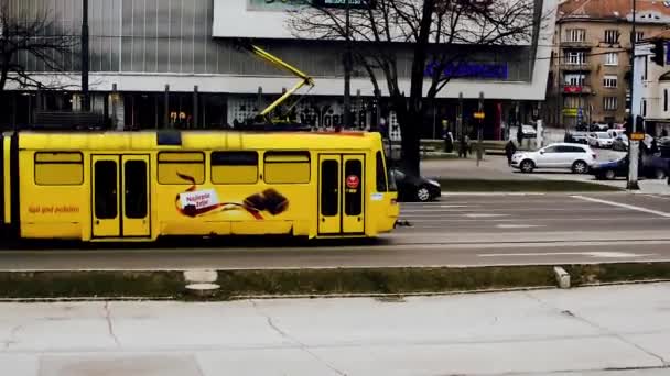 Sarajevo Bosnia Adn Herzegovina Februari 2019 Een Tram Verlaat Het — Stockvideo