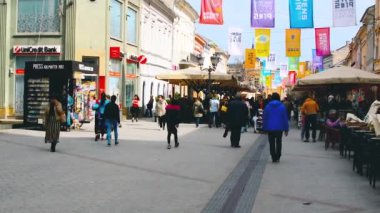 NOVI SAD, SERBIA, Mart 09 2019: Sırbistan 'ın Novi Sad kentinde bulutlu bir günde günlük sahne.