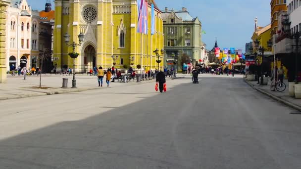 Novi Sad Serbia 2019年3月9日 セルビアのノヴィ サドにある大聖堂を望むメイン広場での晴れた土曜日の朝の人々 — ストック動画