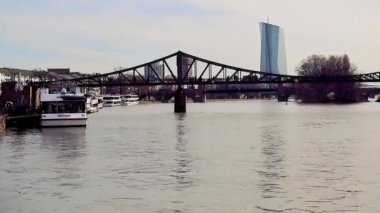 FRANKFURT AM MAIN, GERMANY, 22 Mart 2019: Frankfurt am Main, Almanya 'da Avrupa Merkez Bankası' nın yeni arka planında yer alan ana nehir, kenetlenmiş tekne ve köprü manzarası.