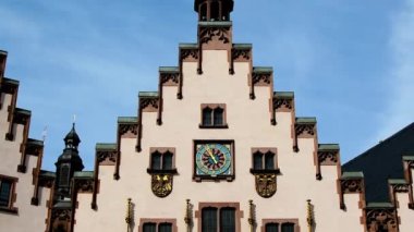 FRANKFURT AM MAIN, GERMANY, 22 Mart 2018: Roemerberg Meydanı 'ndaki Roemer Town Hall Frankfurt am Main, Almanya' daki en önemli şehirlerden biridir..