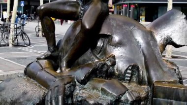 FRANKFURT AM MAIN, GERMANY, 22 Mart 2019: Frankfurt am Main, Almanya 'da David ve Goliath heykeli.