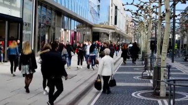 FRANKFURT AM MAIN, GERMANY, 22 Mart 2019: Yayaların günlük hareket sahnesi Frankfurt am Main, Almanya şehir merkezinde.