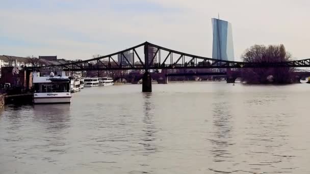 フランクフルト マイン ドイツ 2019年3月22日 川の景色ドイツ フランクフルトに拠点を置く欧州中央銀行の新しい建物を背景に メイン ドッキングボート 橋を見下ろす — ストック動画