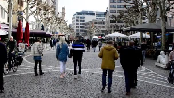 Frankfurt Main Tyskland April 2019 Människor Promenader Gågatan Vårdagen Frankfurt — Stockvideo
