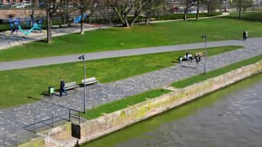 FRANKFURT AM MAIN, GERMANY, 23 Mart 2019: Frankfurt am Main, Almanya 'da nehir kenarındaki gezinti alanından güneşli bir bahar sabahı sahnesi.