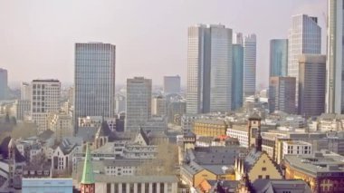 FRANKFURT AM MAIN, GERMANY, 24 Mart 2019: Almanya 'nın en önemli finans bölgesi olan Frankfurt am Main, Almanya' daki şehir merkezi ve gökdelenler üzerindeki hava manzarası.