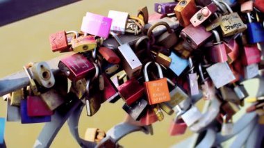 FRANKFURT AM MAIN, GERMANY, 24 Mart 2019: Frankfurt am Main, Almanya 'daki yaya köprüsünde aşkın sembolü olarak aşk kilitleri.