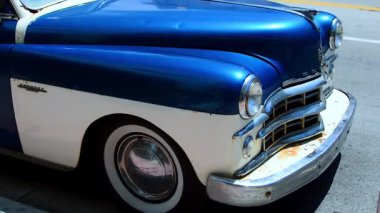 MIAMI BEACH, ABD, 29 Nisan 2019: Miami Beach, ABD 'de park etmiş eski Dodge Coronet manzarası.