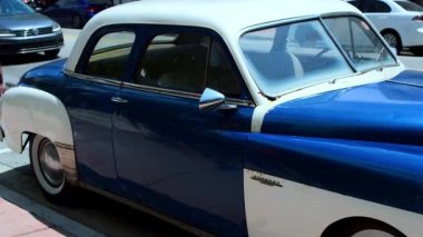 MIAMI BEACH, ABD, 29 Nisan 2019: Miami Beach, ABD 'de park etmiş eski Dodge Coronet manzarası.