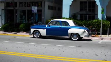 MIAMI BEACH, ABD, 29 Nisan 2019: Miami Beach, ABD 'de park etmiş eski Dodge Coronet manzarası.