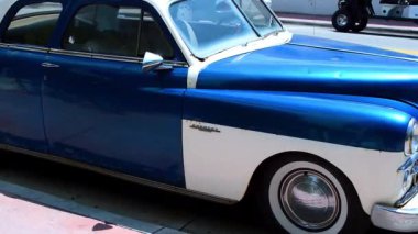 MIAMI BEACH, ABD, 29 Nisan 2019: Miami Beach, ABD 'de park etmiş eski Dodge Coronet manzarası.