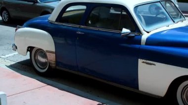 MIAMI BEACH, ABD, 29 Nisan 2019: Miami Beach, ABD 'de park etmiş eski Dodge Coronet manzarası.