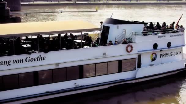 2019年3月24日 德国美因河畔法兰克福 在德国美因河畔游览的过程中 有4名游客乘坐河船游览了满载乘客的大河 — 图库视频影像