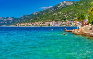 NEUM, BOSNIA VE HERZEGOVINA, Temmuz 03: 2020: Bosna-Hersek 'in popüler turistik tatil beldesi Neum' da sıcak yaz gününde plajda ve denizde turist.