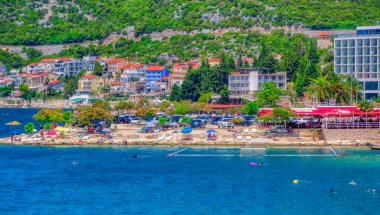 NEUM, BOSNIA VE HERZEGOVINA, Temmuz 03: 2020: Bosna-Hersek 'in Neum kentinde sıcak yaz gününde plajlar dolusu insanla deniz aşırı hava manzarası. 