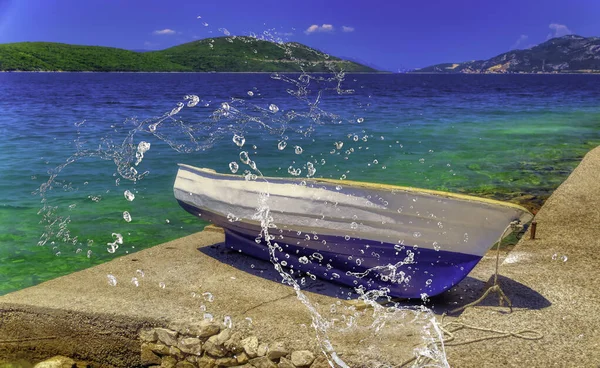 Water Splash Falling Little Boat Standing Sea Shore Hot Summer — Stock Photo, Image