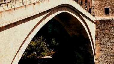 Bosna-Hersek 'in Mostar kentindeki ünlü Eski Köprü' ye bak.