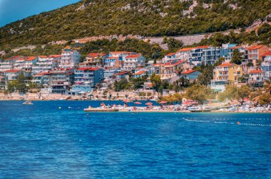 NEUM, BOSNIA VE HERZEGOVINA, Temmuz 03: 2020: Bosna-Hersek 'in Neum kentinde sıcak yaz gününde plajlar dolusu insanla deniz aşırı hava manzarası. 