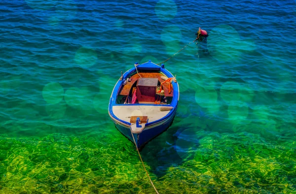 Sıcak yaz gününde küçük bir balıkçı teknesi denizde duruyor..