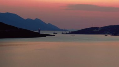 Bosna-Hersek 'in Neum kentinde sıcak yaz gününün sonunda, akşam karanlığında deniz koyunun üzerindeki manzara.