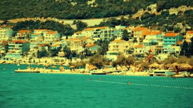 NEUM, BOSNIA VE HERZEGOVINA, Temmuz 03: 2020: Bosna-Hersek 'in Neum kentinde güneşli bir yaz gününde Adriyatik denizinin kıyı bölgesi manzarası.