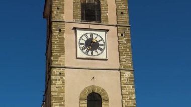 Slovenya 'nın Ptuj kentindeki Katolik kilisesinde Roma numaraları bulunan eski bir kule saati..