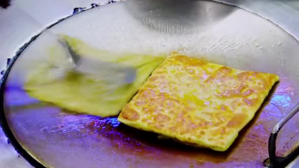 熱い金属板で焼く際のバナナパンケーキ バンコクの街からのシーン — ストック動画