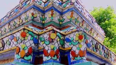 Chedi, Tayland, Bangkok 'taki Budist tapınağında zengin madalyalarla kralın küllerini kaplayan sağlam bir yapı..