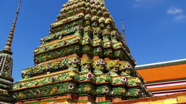 タイのバンコクにある仏教寺院の内部に豊かな装飾が施された王のいくつかの遺物や灰を含む固体構造のチェディ — ストック動画