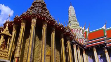 BANGKOK, THAILAND, 31 Aralık 2019: Bangkok, Tayland 'daki Kraliyet Sarayı içindeki zengin süslemeleri olan büyük tapınak yapısı.