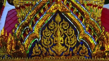 Bangkok, Tayland 'daki Budist tapınağında altın kaplamalı madalyalar..