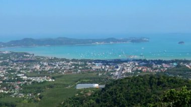 Tayland 'ın Phuket kentindeki küçük bir turistik kentin manzarası tepeden panoramik olarak görülür.