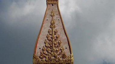 Tayland 'ın Phuket kentindeki tapınağın duvarlarında geleneksel Tayland tapınağı süslemeleri..