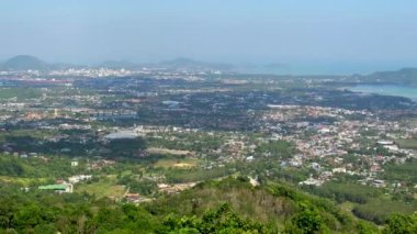 Tayland 'ın Phuket kentindeki küçük bir turistik kentin manzarası tepeden panoramik olarak görülür.