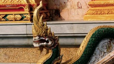 Geleneksel Tayland tapınağı yılanı Phuket, Tayland 'daki tapınağın girişinde süsleme yapar..