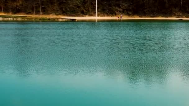 Eaux Calmes Lac Montagne Entouré Par Forêt Nature — Video